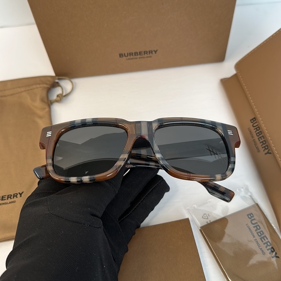 💯 - New Authentic BURBERRY
Dark Gray Square unisex Sunglasses - Picture 14 of 16